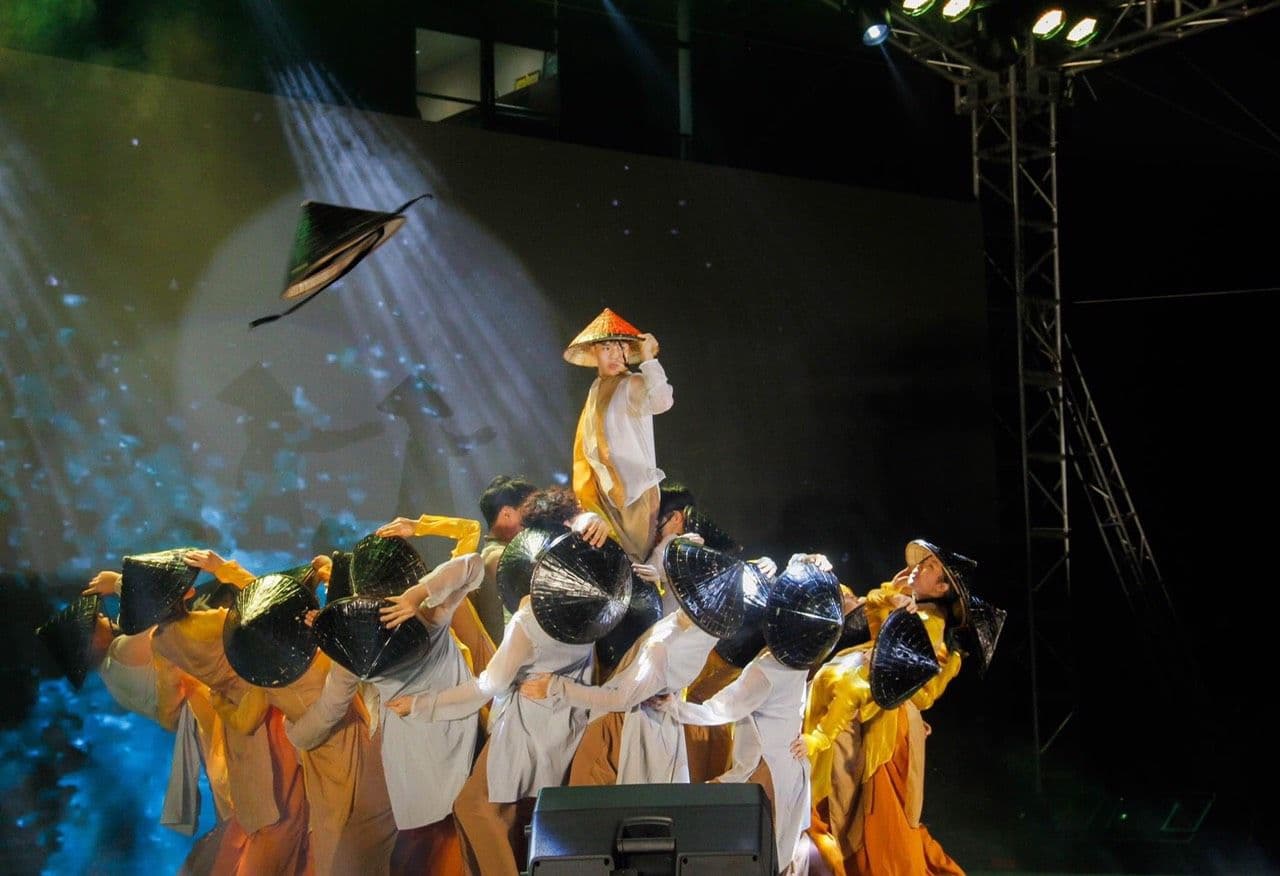 The bilingual baccalaureate class and its coloured conical hats