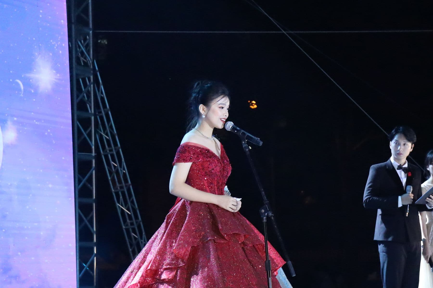 Đỗ Phương Khanh in the Q&A round, moments before being crowned